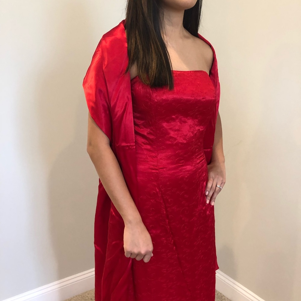 Red gown - Picture 5 of 7
